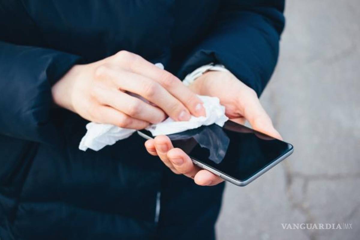 Celulares propician contagios de COVID-19: IMSS