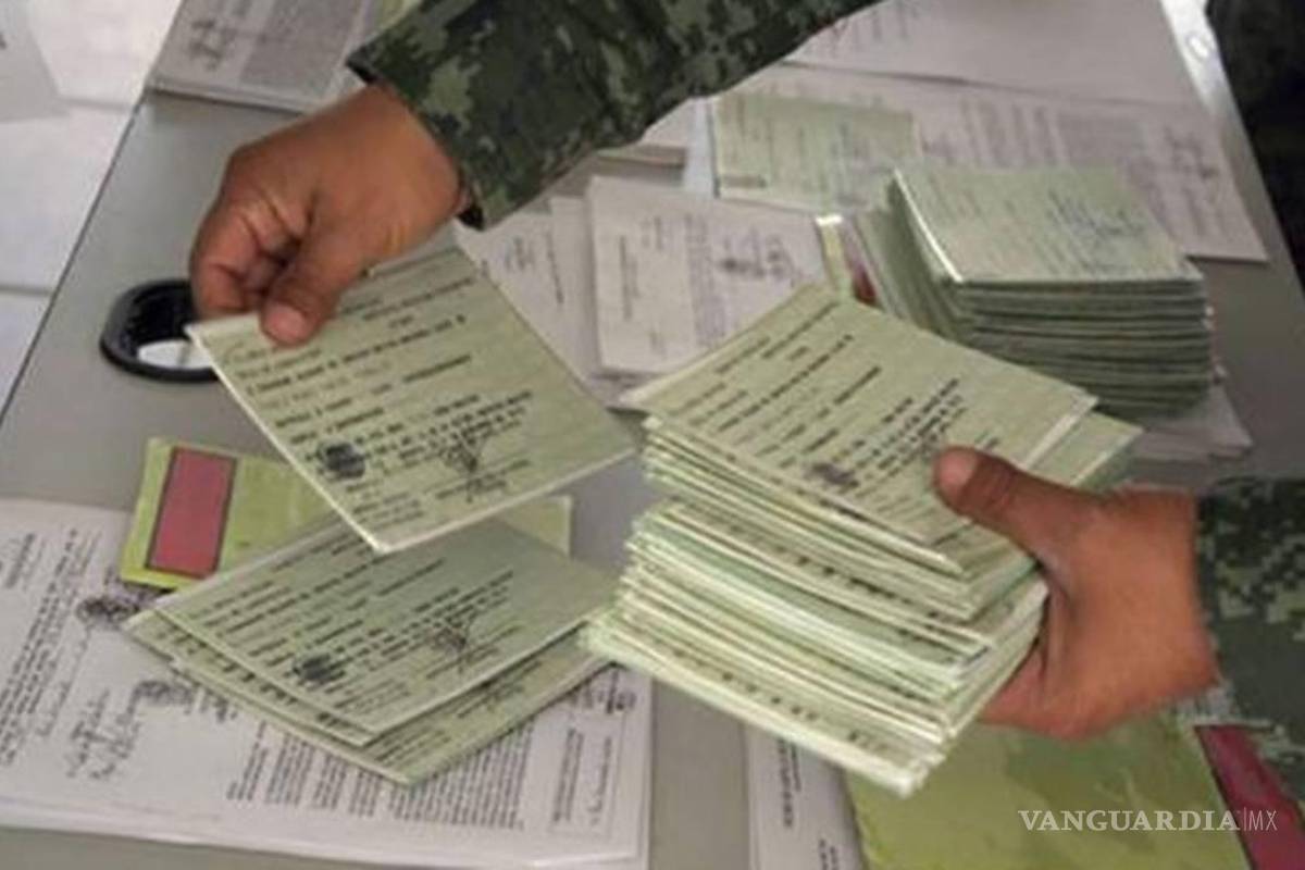 Cientos de jóvenes en Ramos Arizpe acuden a tramitar su media cartilla militar