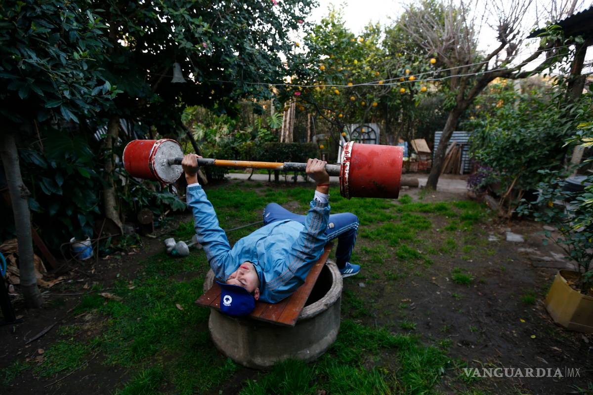 Este boxeador busca una medalla de oro en Tokio y se entrena con pesas hechas de tinas y cemento