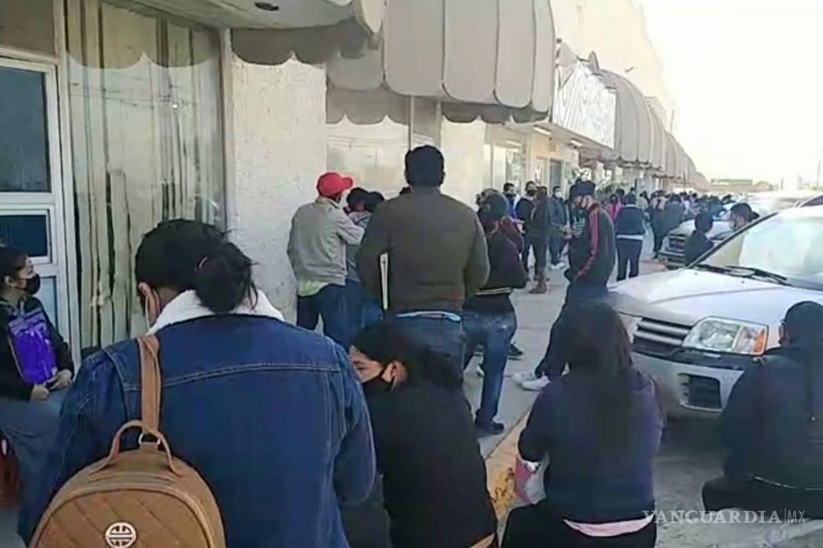 En Torreón, módulos del INE amanecieron con grandes aglomeraciones