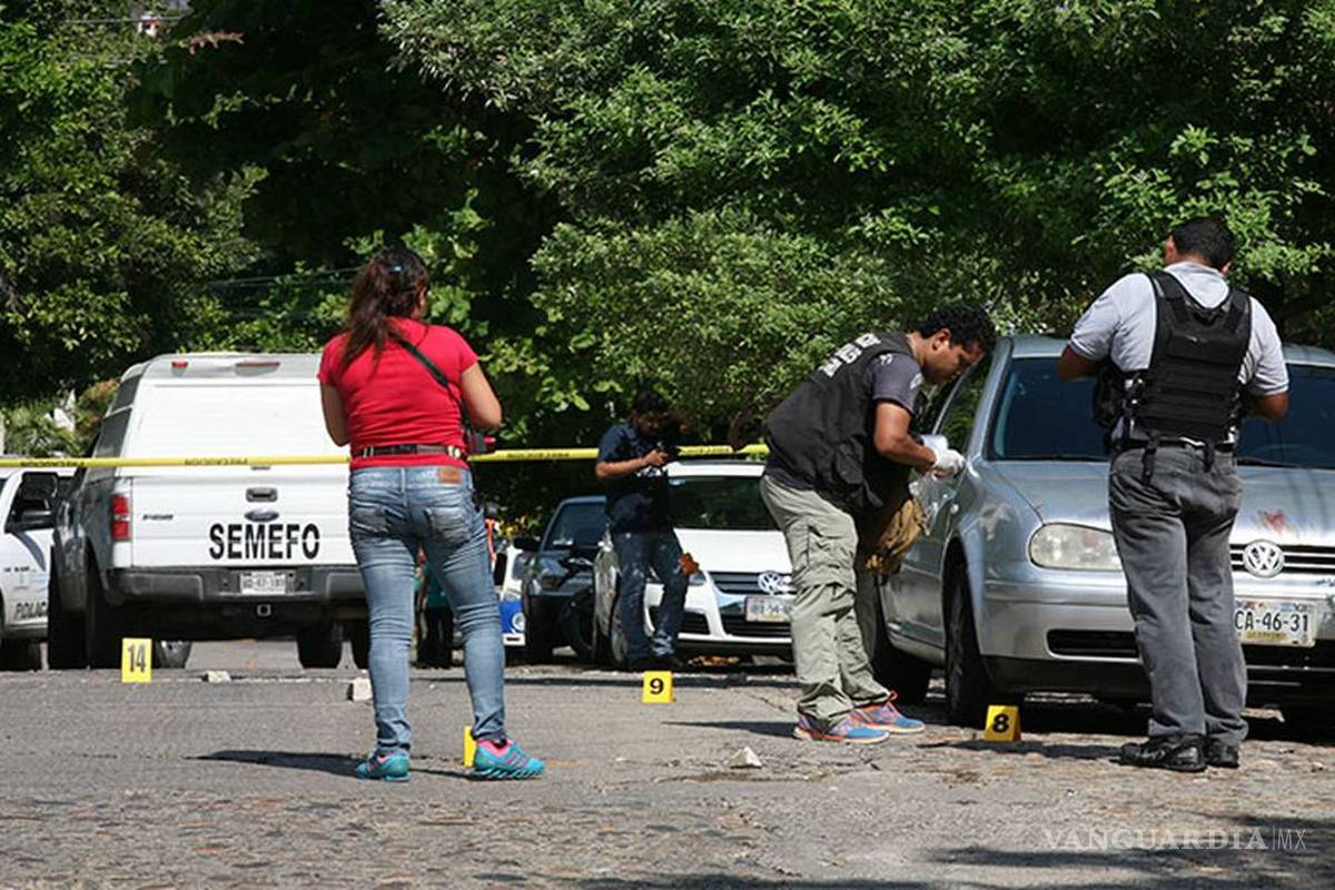 AMLO dice que trabaja en combatir asesinatos de políticos