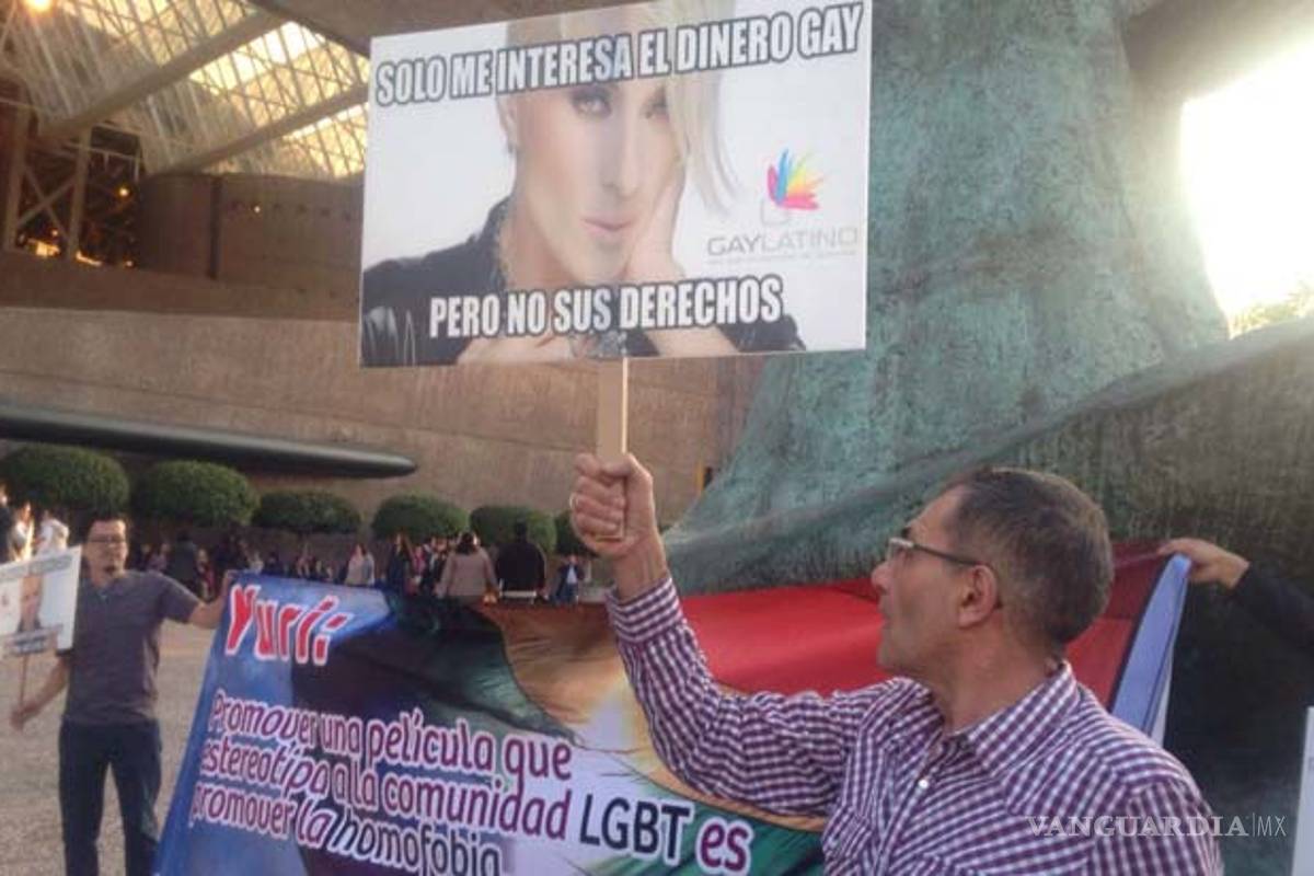 Protesta comunidad gay contra Yuri afuera del Auditorio Nacional