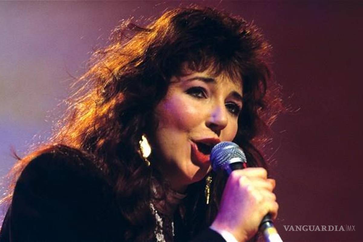Kate Bush es condecorada por la reina de Inglaterra