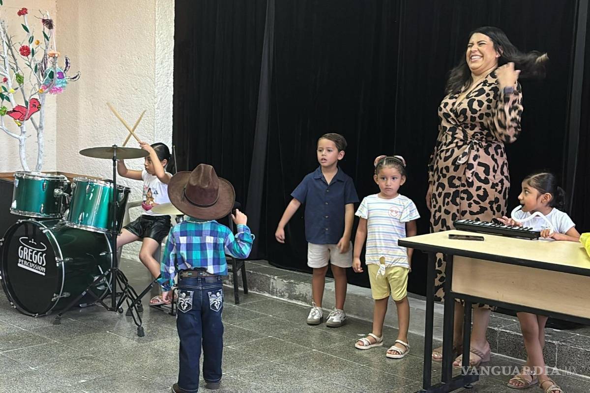 En cierre de cursos, niños de Nava despiden el verano con música y pinceladas