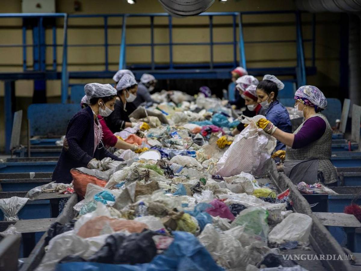 $!Operarios eliminan desechos en la Instalación de Reciclaje y Residuos de Odayeri en Estambul, Turquía.