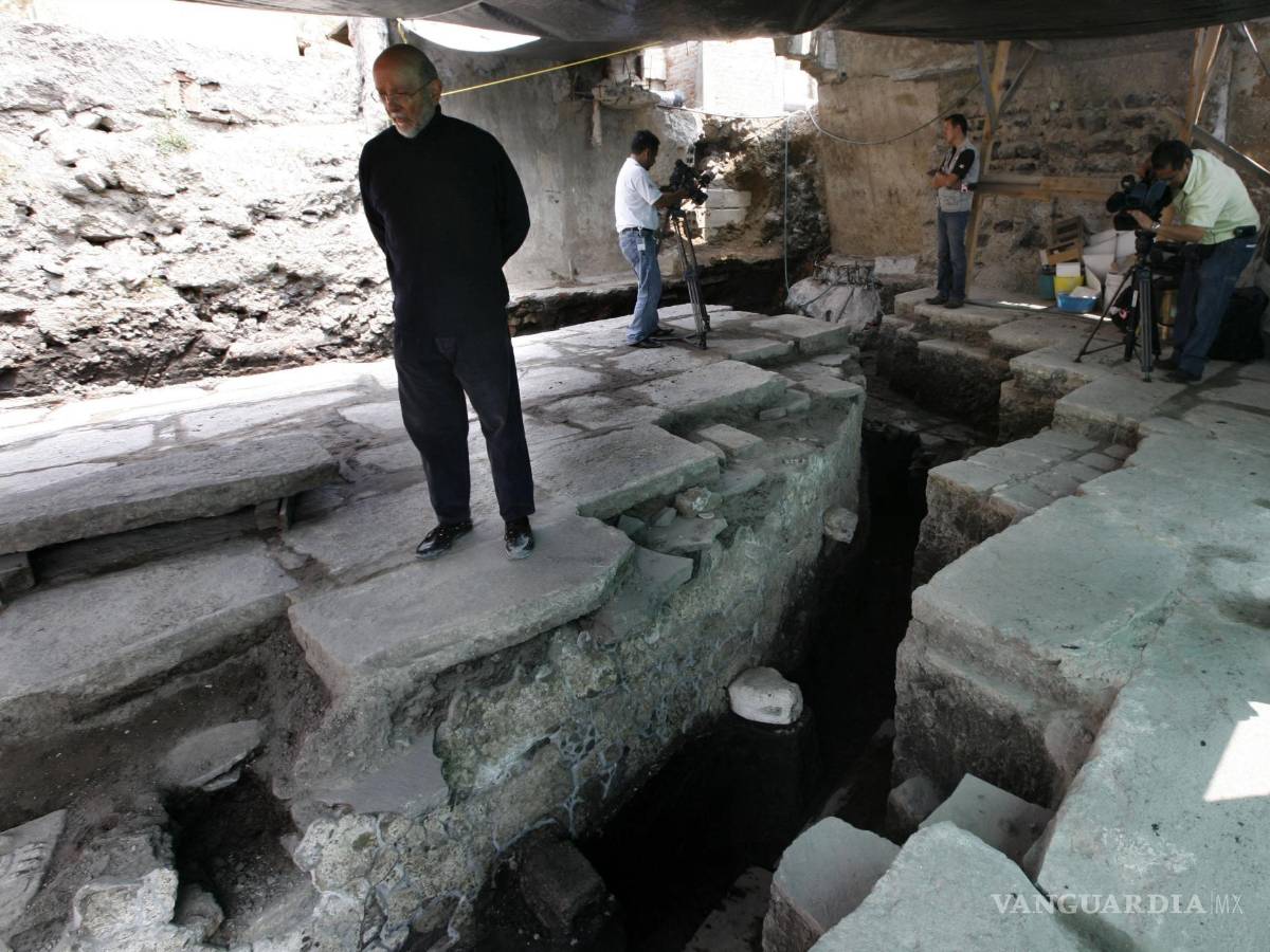 $!El arqueólogo mexicano Eduardo Matos Moctezuma se encuentra sobre una plataforma en el sitio arqueológico Templo Mayor en Ciudad de México.