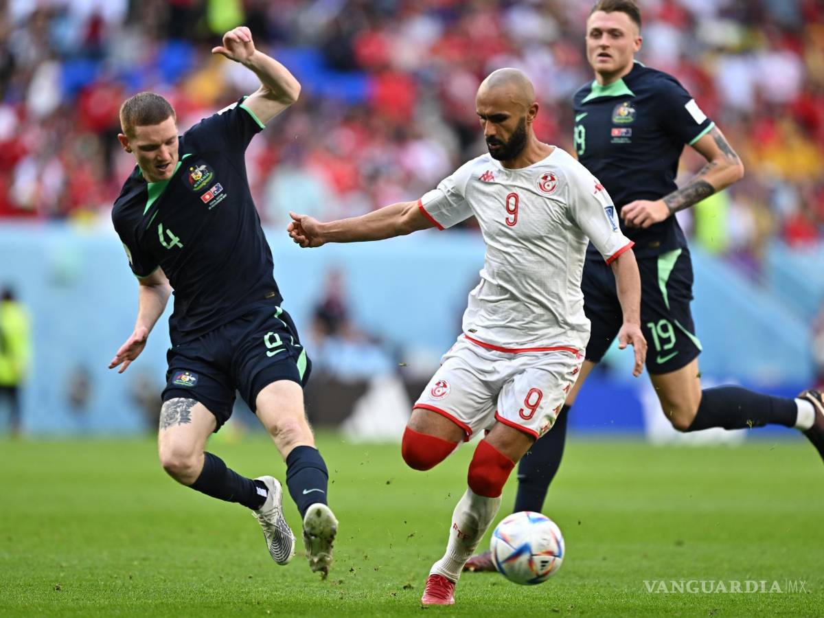 $!Issam Jebali (d) de Túnez, disputa un balón con Kye Rowles de Australia.