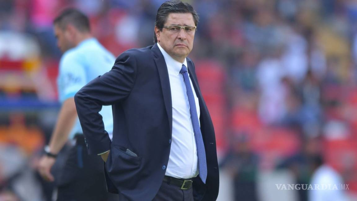 Luis Fernando Tena se gana la confianza y seguirá como técnico de Chivas