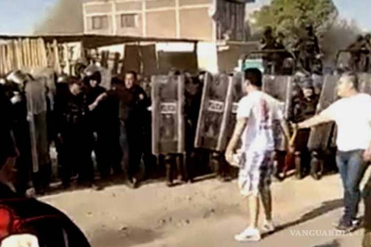 CNTE se enfrenta con policías previo a evento de AMLO en Michoacán