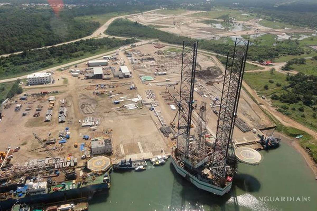 Va López Obrador por dos refinerías chicas, según fuentes del sector energético