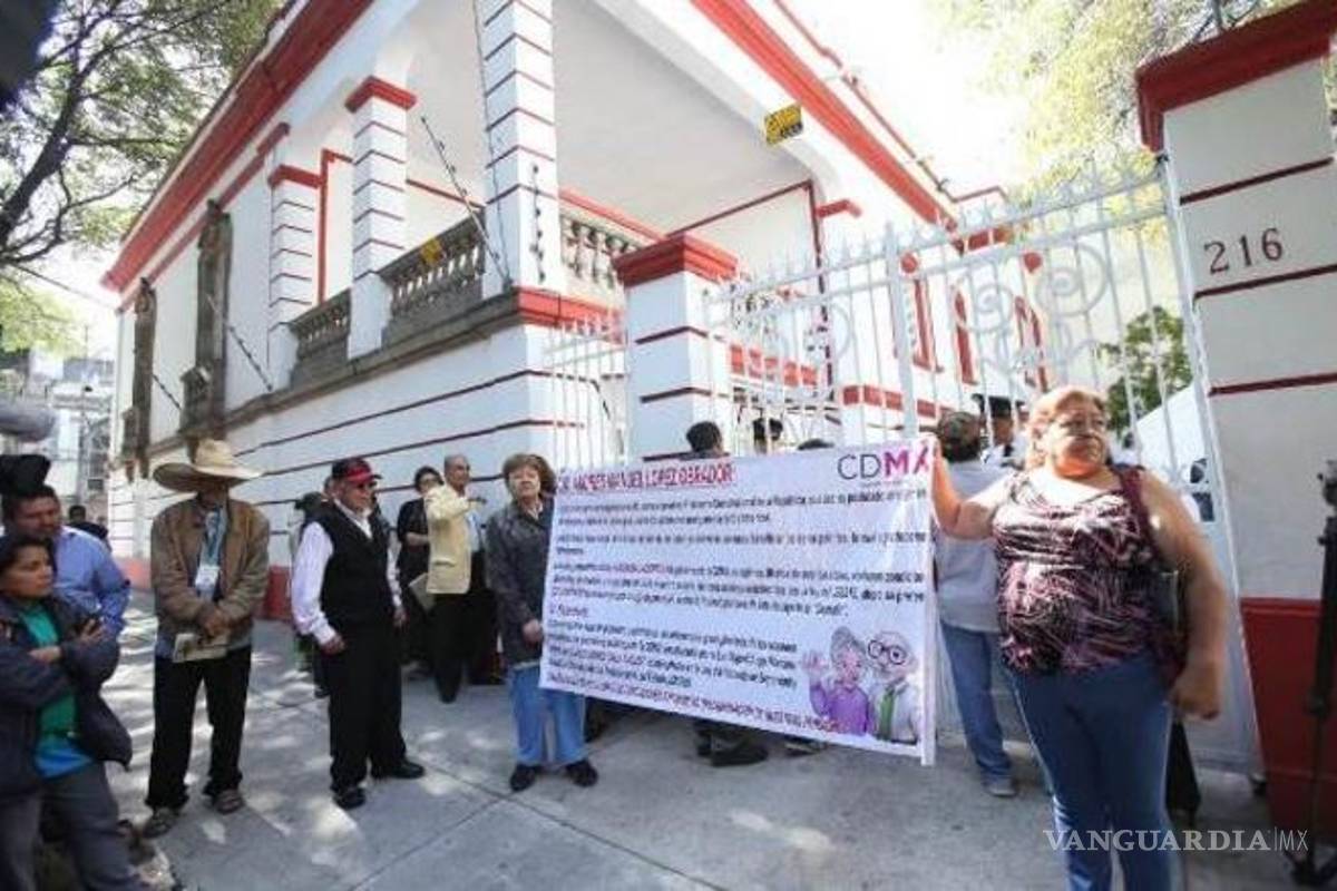Piden jubilados apoyo en la casa de transición