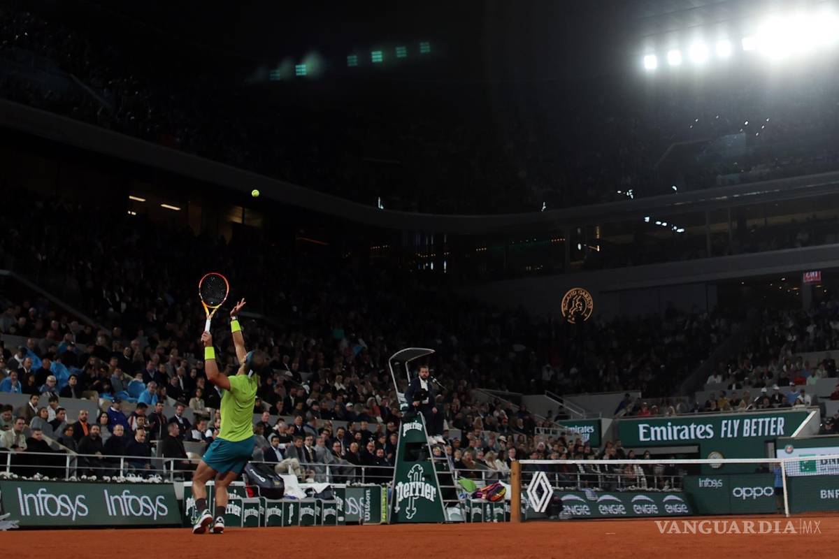 $!Rafael Nadal de España juega contra Novak Djokovic de Serbia en su partido de cuartos de final masculino durante el torneo de tenis del Abierto de Francia.