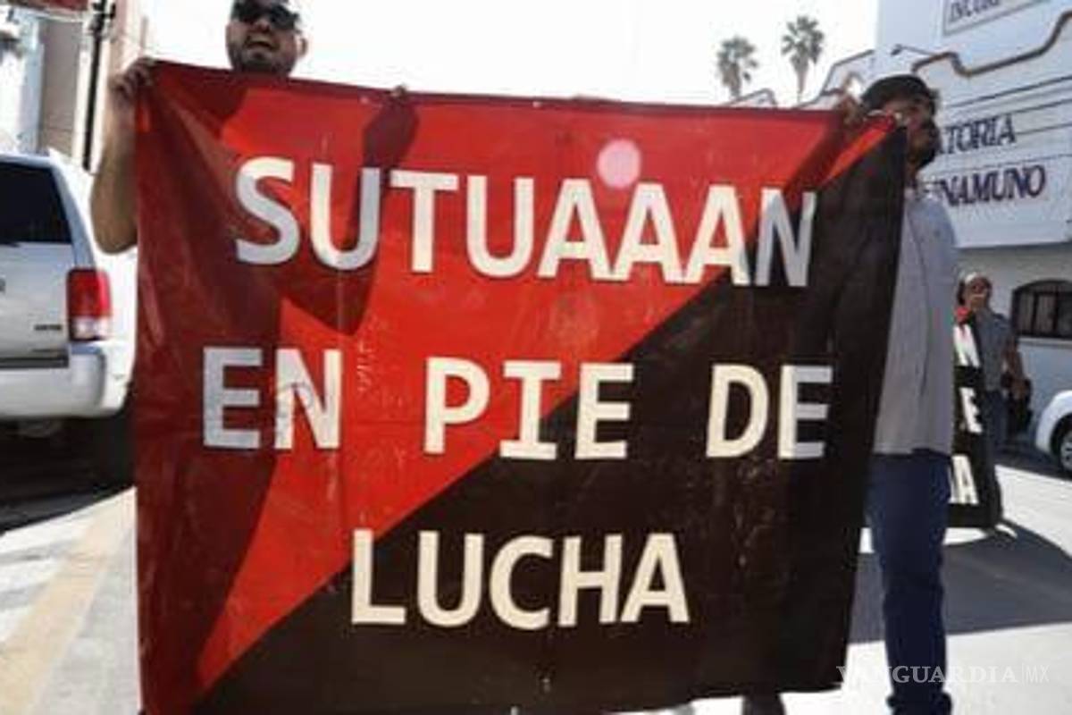 Marchan trabajadores de UAAAN Torreón, exigen 100 por ciento de salarios caídos