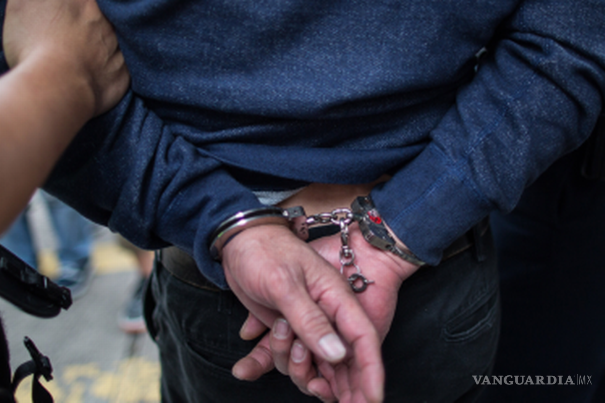 Lo condenan a casi 100 años de prisión por abusar y prostituir a hijastra adolescente