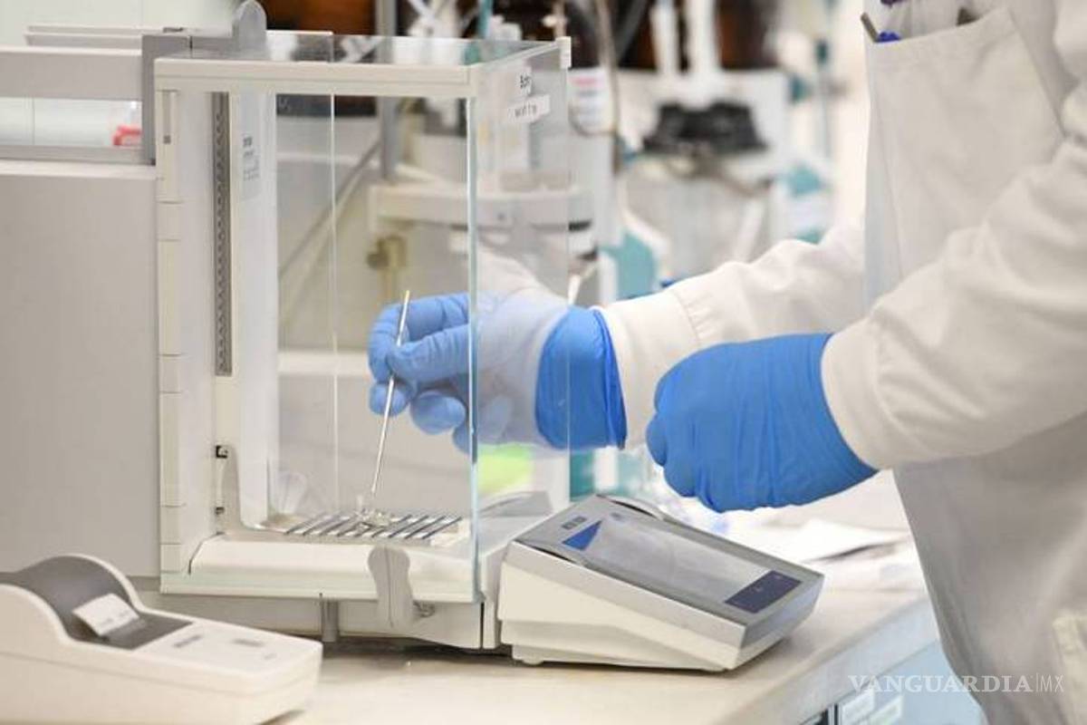 Interrumpe AstraZeneca ensayos de vacuna contra COVID-19 ‘por seguridad’