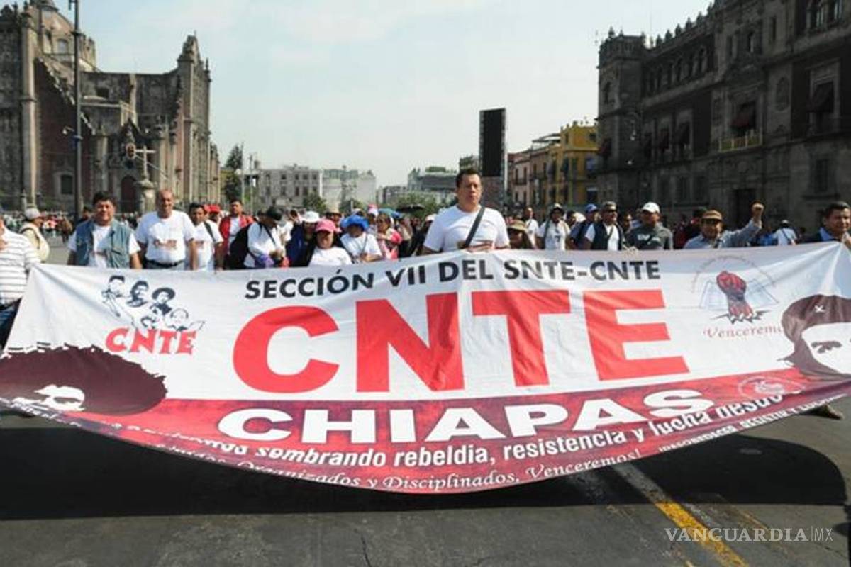 SNTE y la CNTE intervendrán en entrega de plazas a docentes, según dictamen de reforma educativa de AMLO