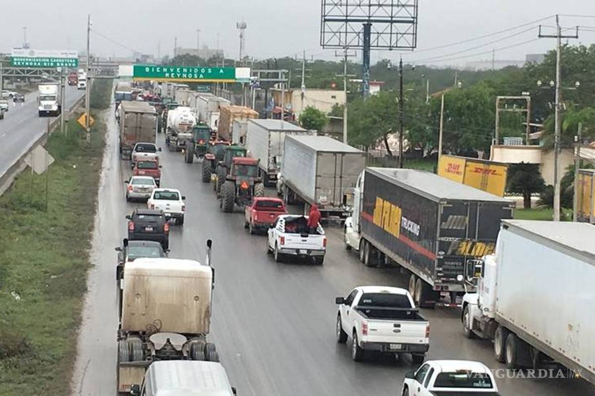 Agricultores bloquean acceso a puente internacional Reynosa-Pharr