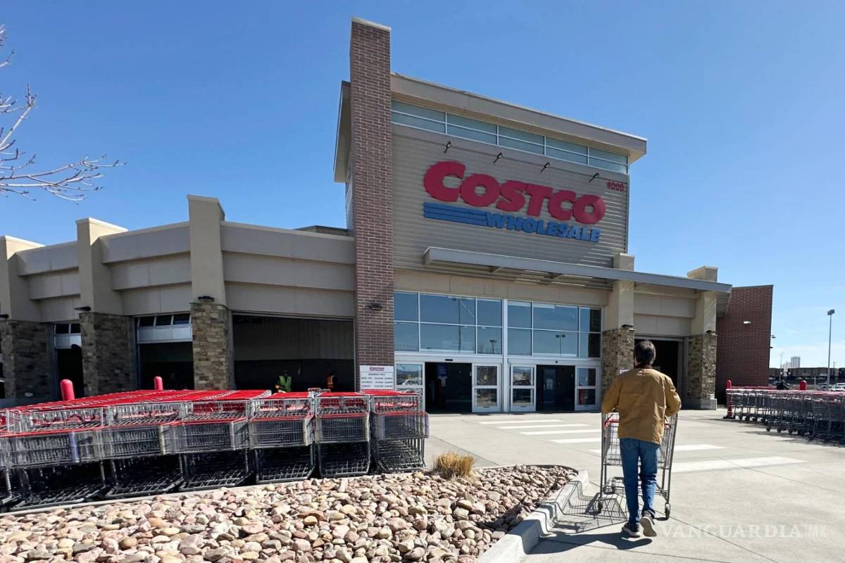 $!Un comprador solitario empuja un carrito hacia la entrada de un almacén de Costco, el 13 de marzo de 2025, en Sheridan, Colorado.