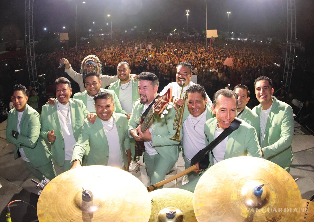 $!Más de 14 mil personas bailaron con Tropicalísimo Apache, en la plaza de la colonia Saltillo 2000.