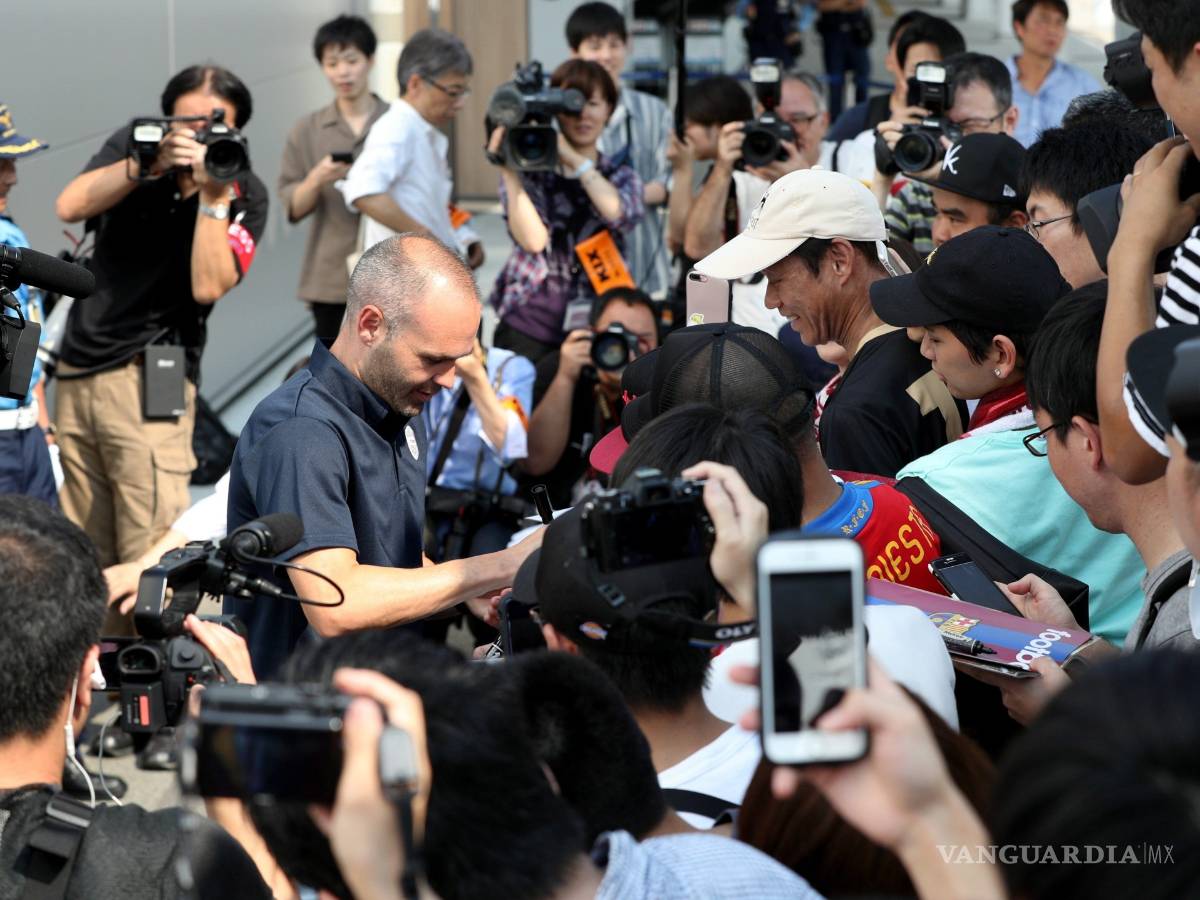 $!Cientos de aficionados reciben a Iniesta que está listo para debutar en Vissel Kobe
