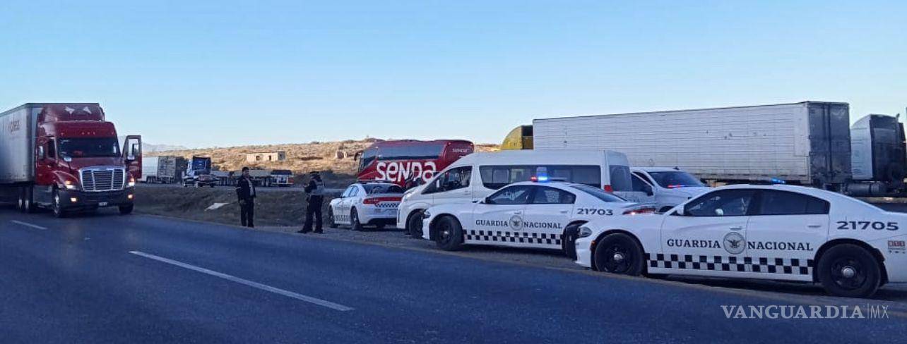 $!Agentes de la Guardia Nacional inspeccionaron el vehículo, encontrando a las personas migrantes en condiciones de vulnerabilidad.