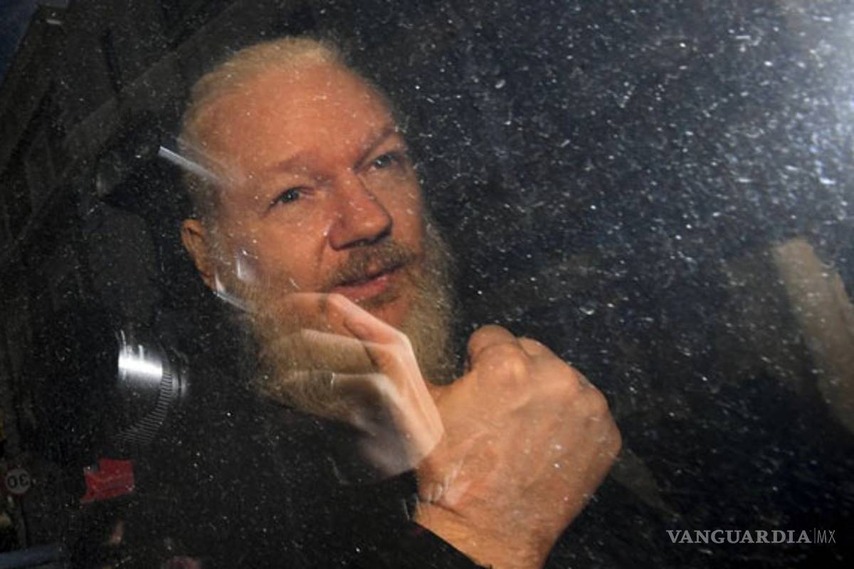 Condenan a Julian Assange a 50 semanas en prisión por violar la libertad condicional