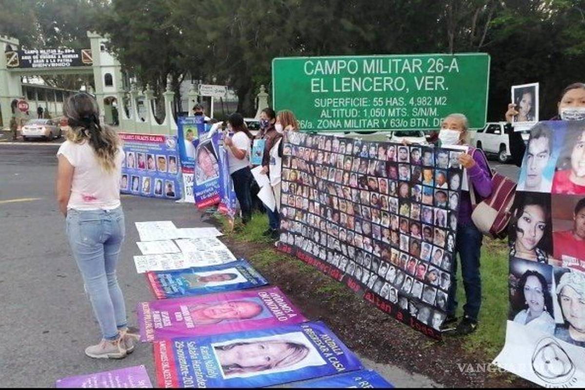 Reciben con protestas a AMLO en Xalapa, familiares de desaparecidos y médicos