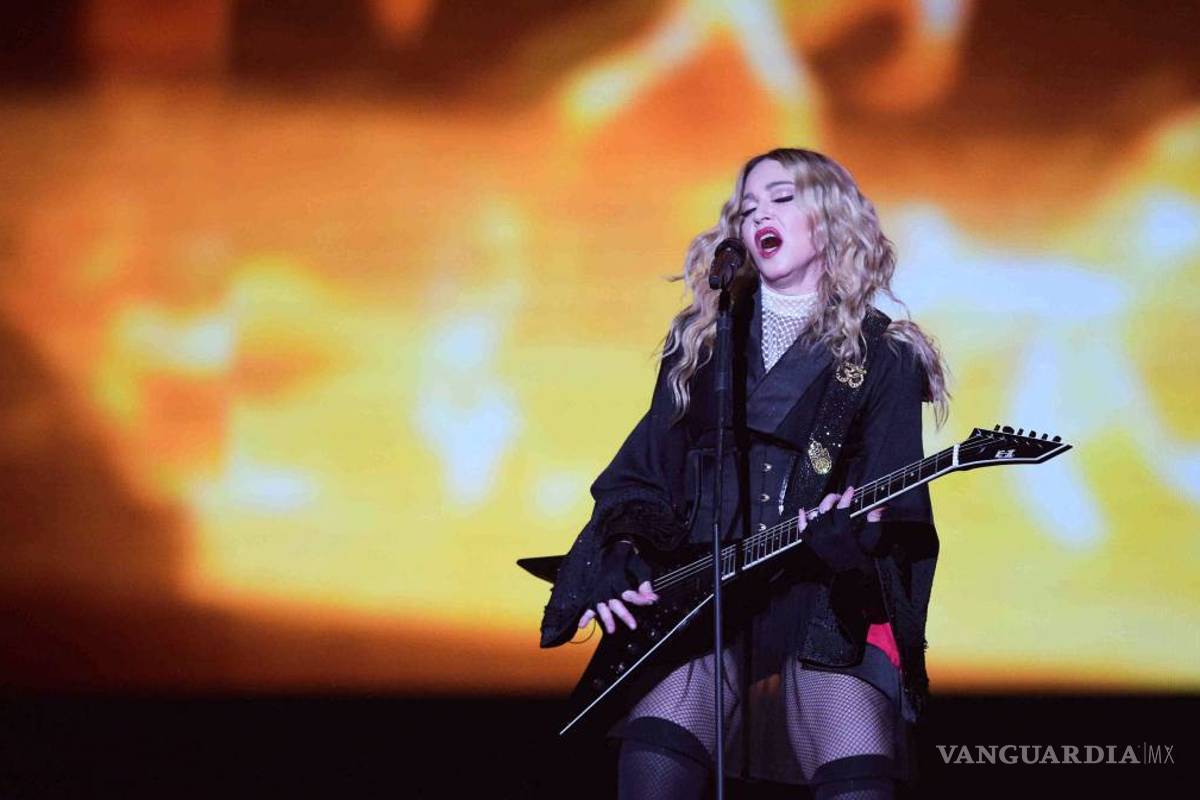 Madonna llama a convertir la oscuridad en luz tras atentados de París
