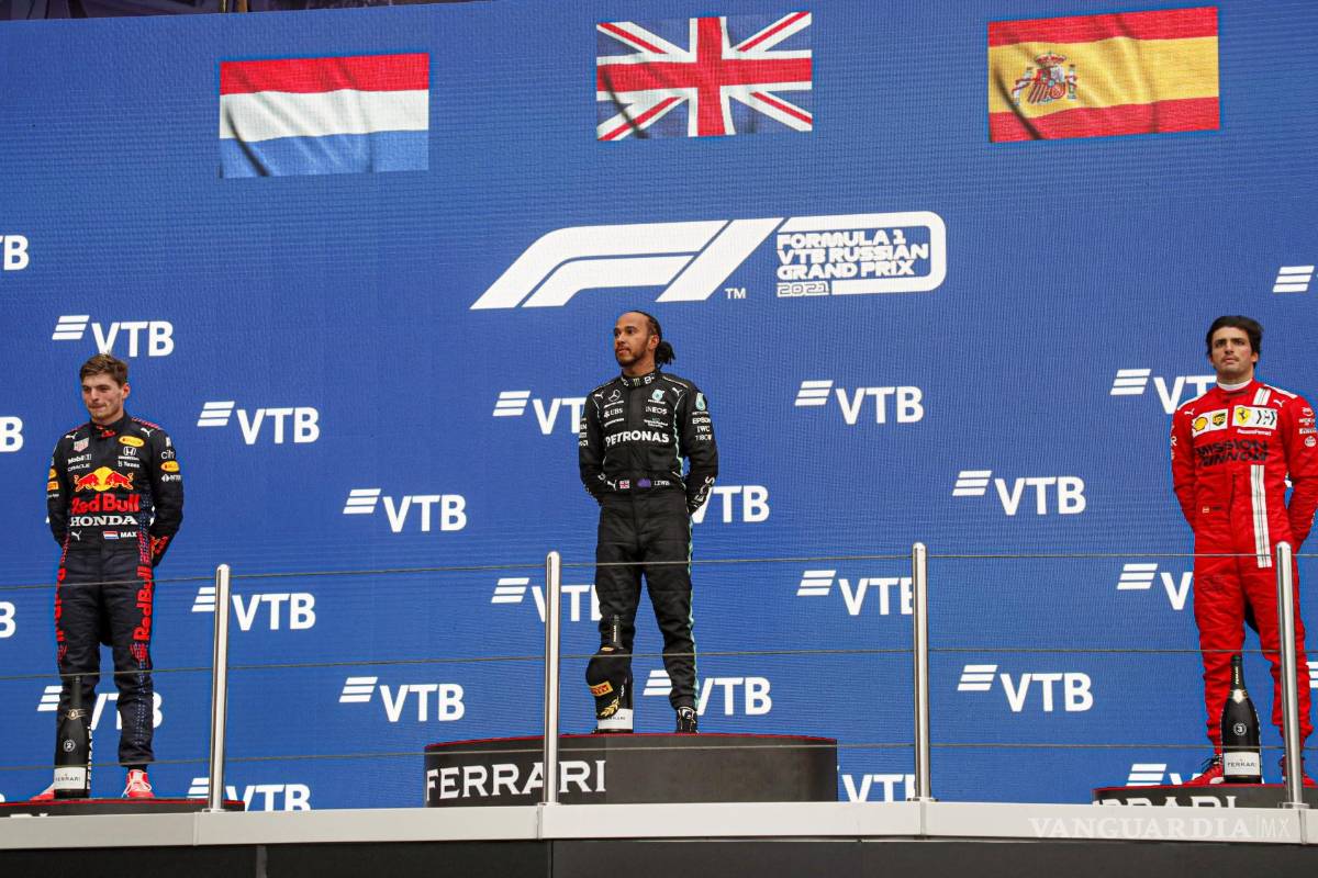 $!El triunfo se le escapó a Max Verstappen (Red Bull) -izquierda-, con el español Carlos Sainz (Ferrari) tercero -derecha-. Lewis Hamilton (Mercedes) -en medio-.