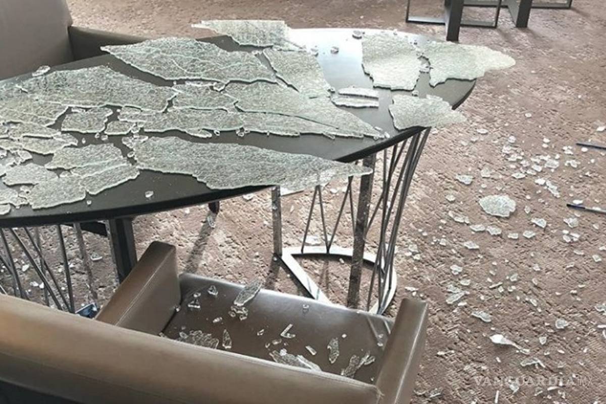 Curry practica golf en su cuarto de hotel y termina destrozando los vidrios