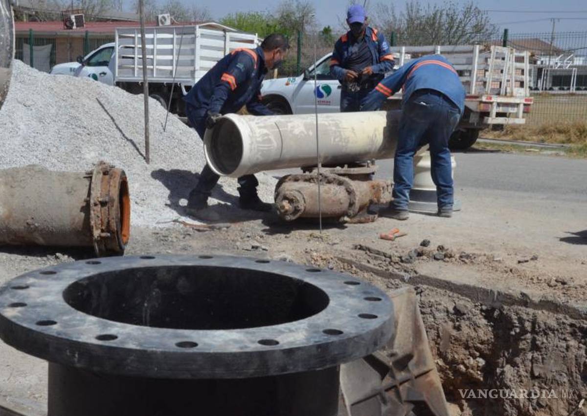 $!Trabajadores del Simas preparan herramientas para la intervención en la red.