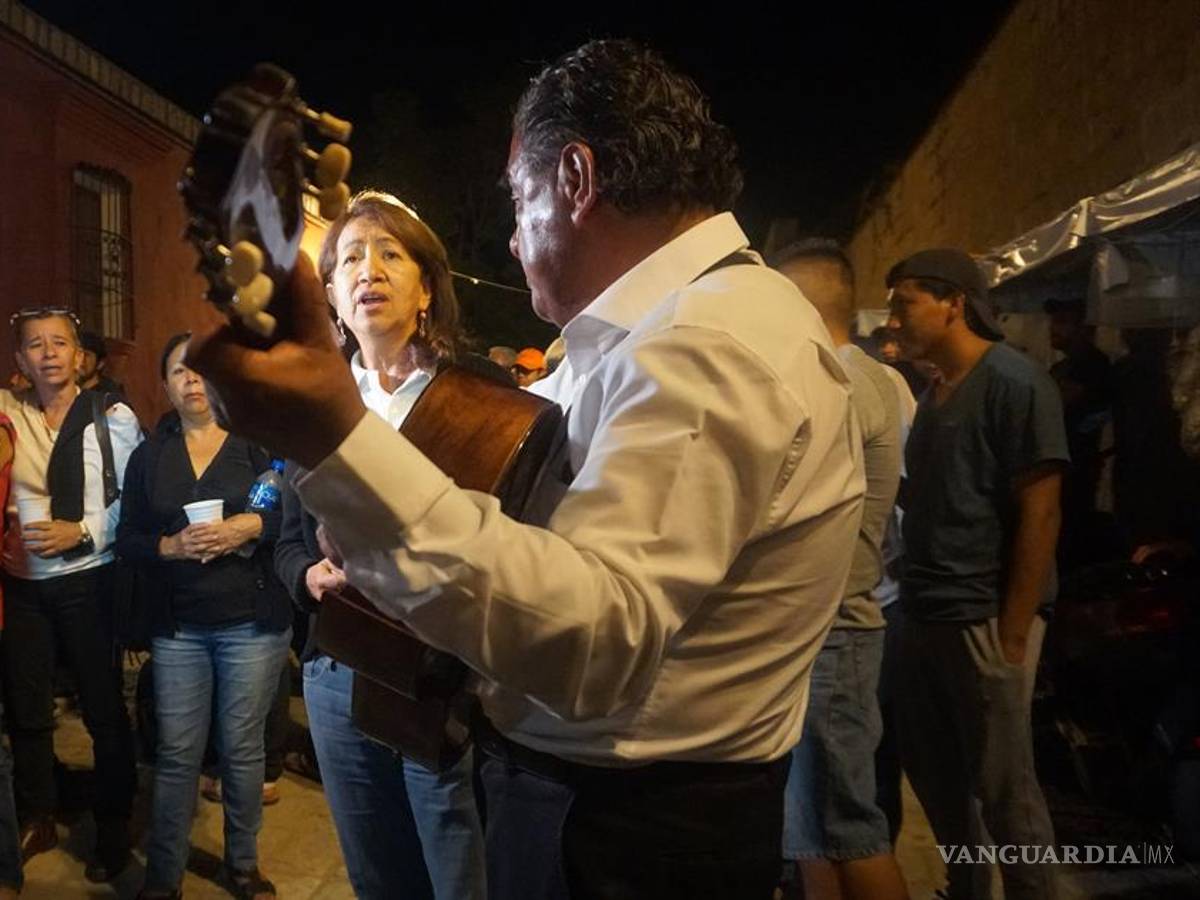 $!Recuerdan a Francisco Toledo con veladoras y canciones en su natal Oaxaca