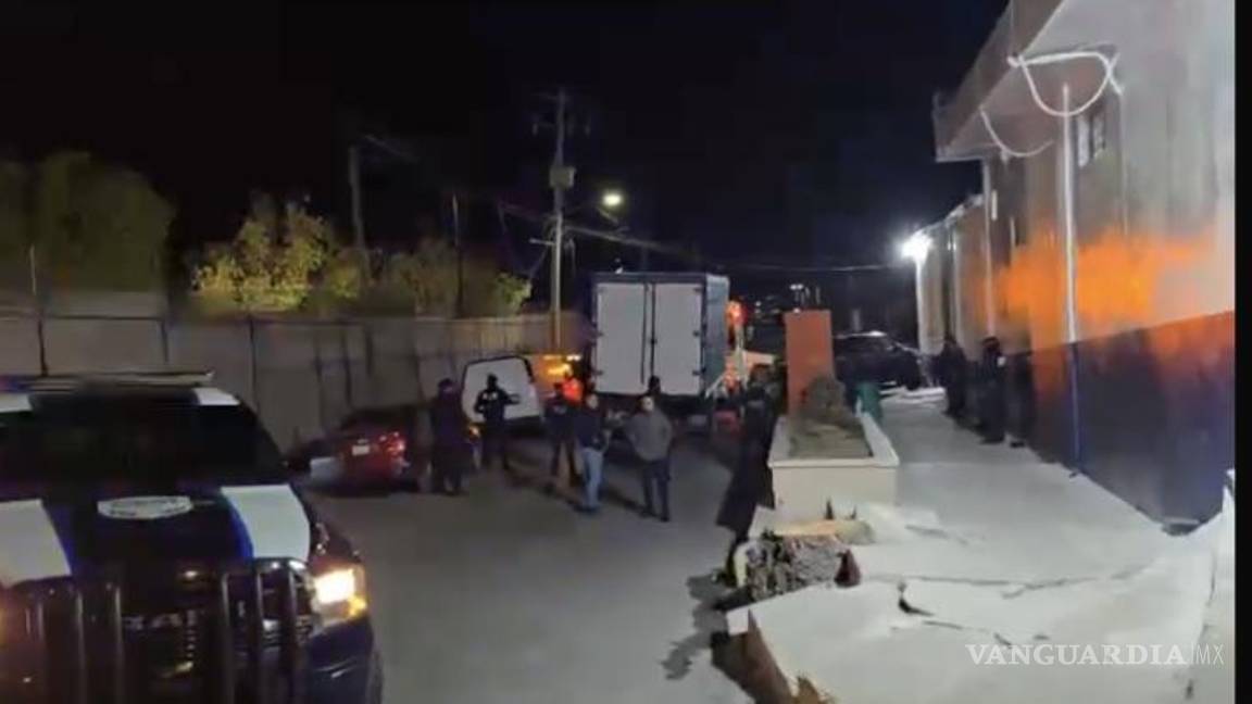 $!Paquetes con hierba seca, aparentemente mariguana, fueron asegurados por las autoridades y puestos a disposición de la FGR.