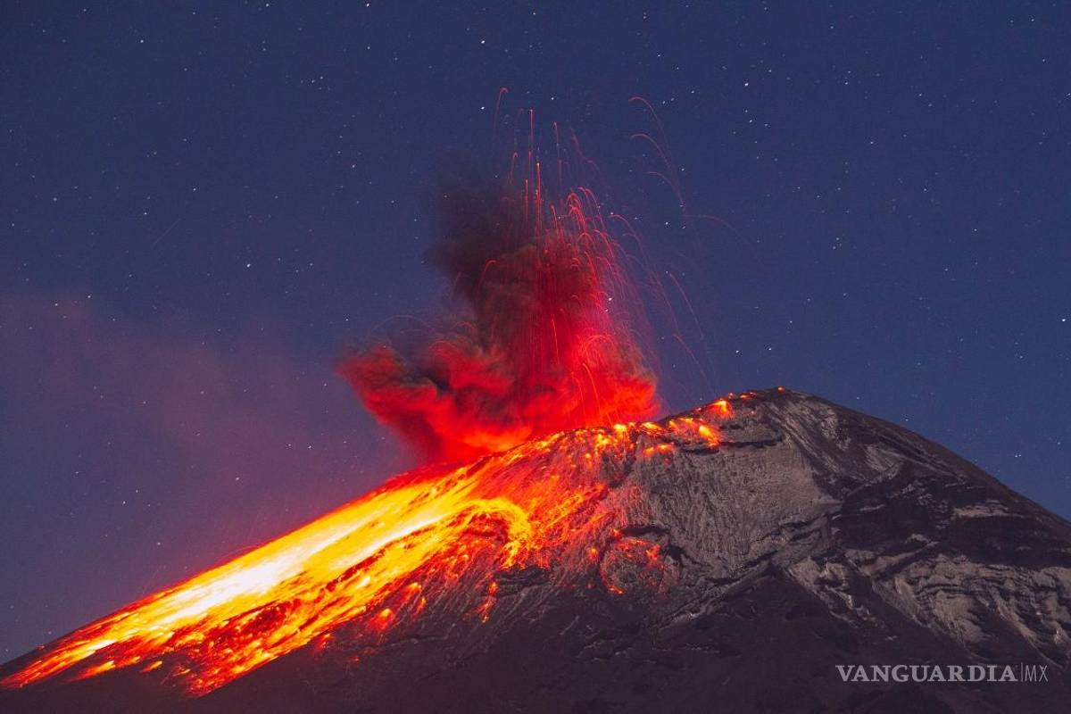 La impactante explosión del Popocatépetl... Alertan por incremento en su actividad con exhalaciones y caída de ceniza (video)