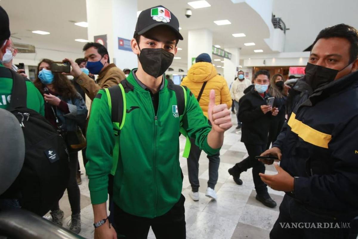 Reciben a Donovan Carrillo entre porras y ovaciones