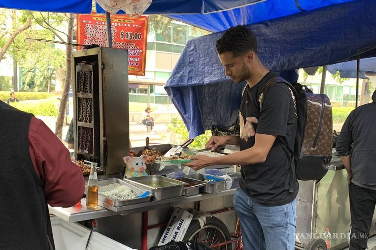 Diego Reyes le demuestra su amor a México comiéndose unos tacos callejeros