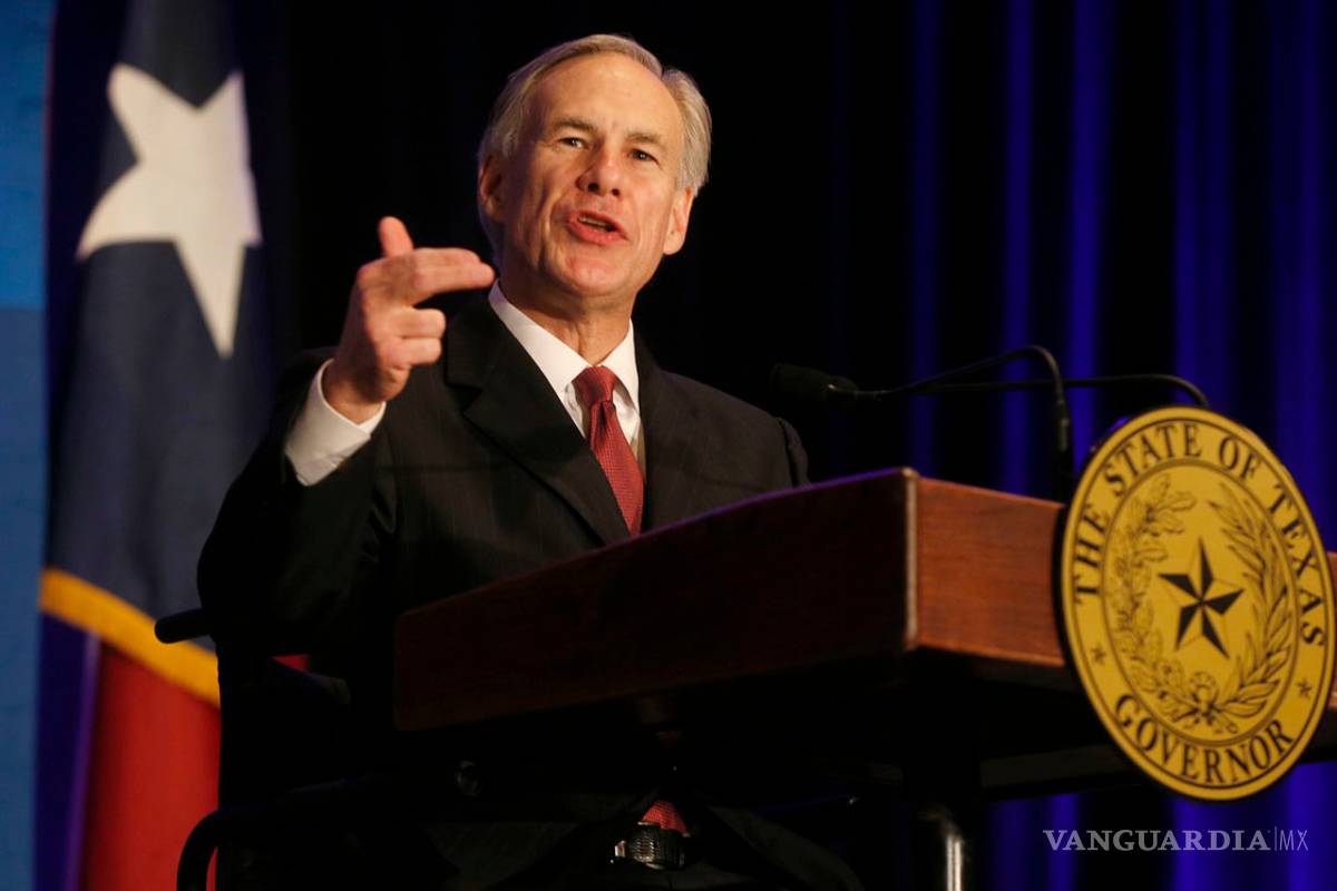 Gobernador de Texas se lanza contra migrantes; prohibirá 'ciudades santuario'