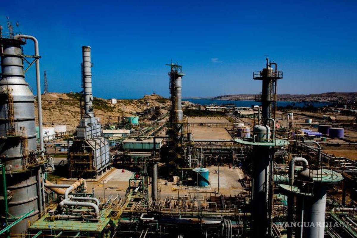 Petróleo sigue con pérdidas; se encamina a baja semanal de 5%