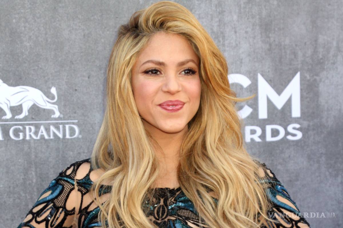 Shakira felicita a Carlos Vives con pastel de “La Bicicleta”