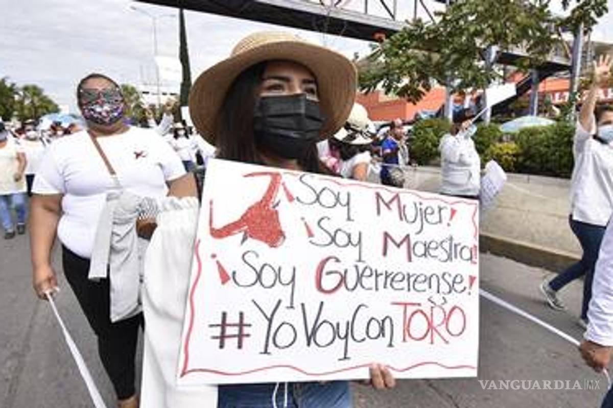 'Salgado Macedonio no estás solo', mujeres marchan en su apoyo; diputadas de Morena piden investigar