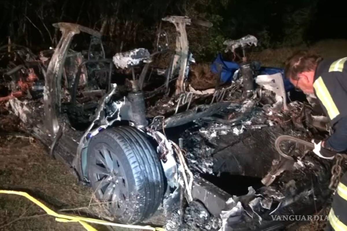 $!Auto Tesla choca sin nadie al volante, mueren dos