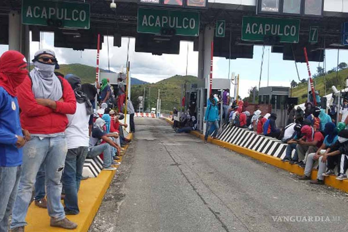 La toma de casetas es una actividad comparable con el 'huachicol': AMLO