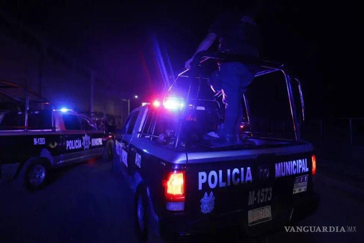 Detienen a pareja que presuntamente mantenía relaciones dentro de camioneta en Monclova