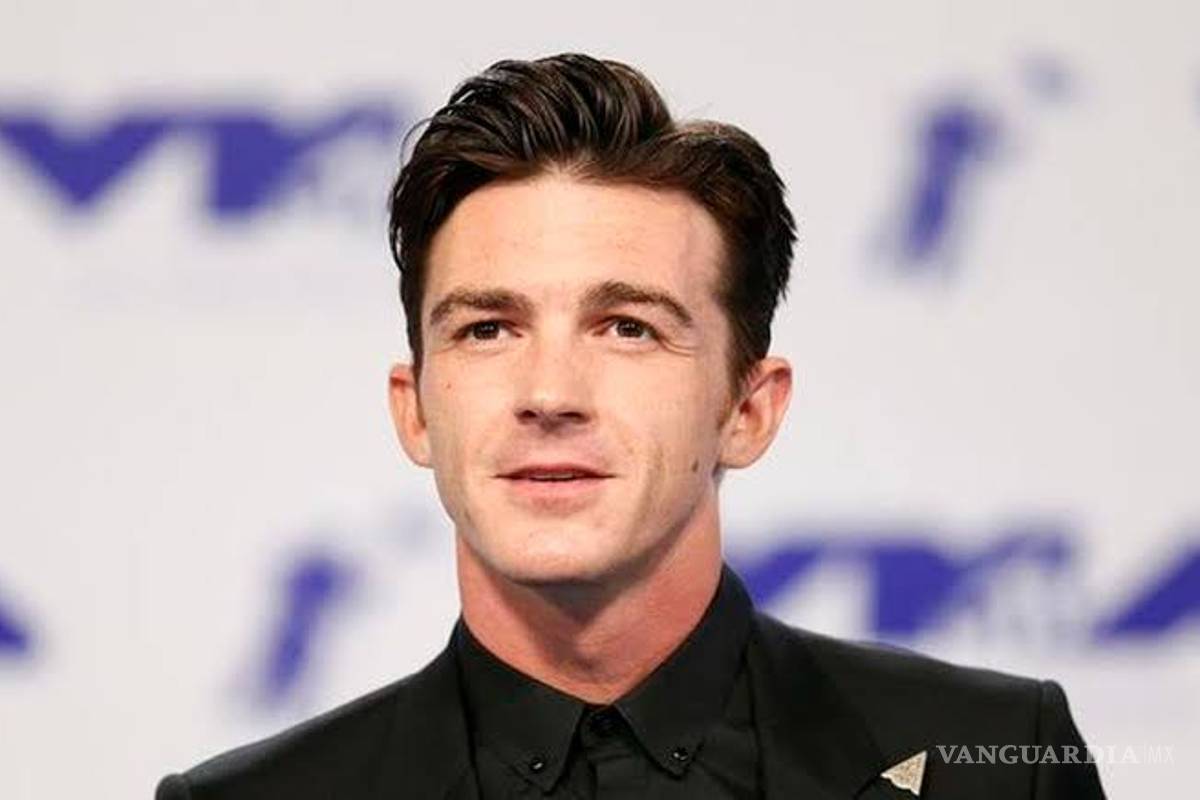 Mientras 'Drake Campana' canta, sujeto aparece ¡haciendo del baño en plena transmisión en vivo en Instagram!