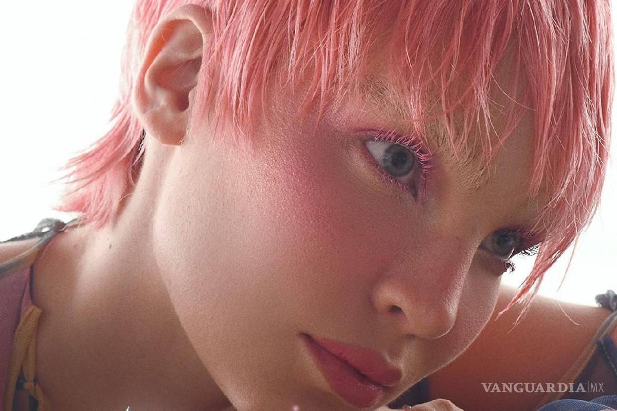 ¿Se parecen? Belinda publica foto con el pelo corto y rosa; los internautas la comparan con Cazzu