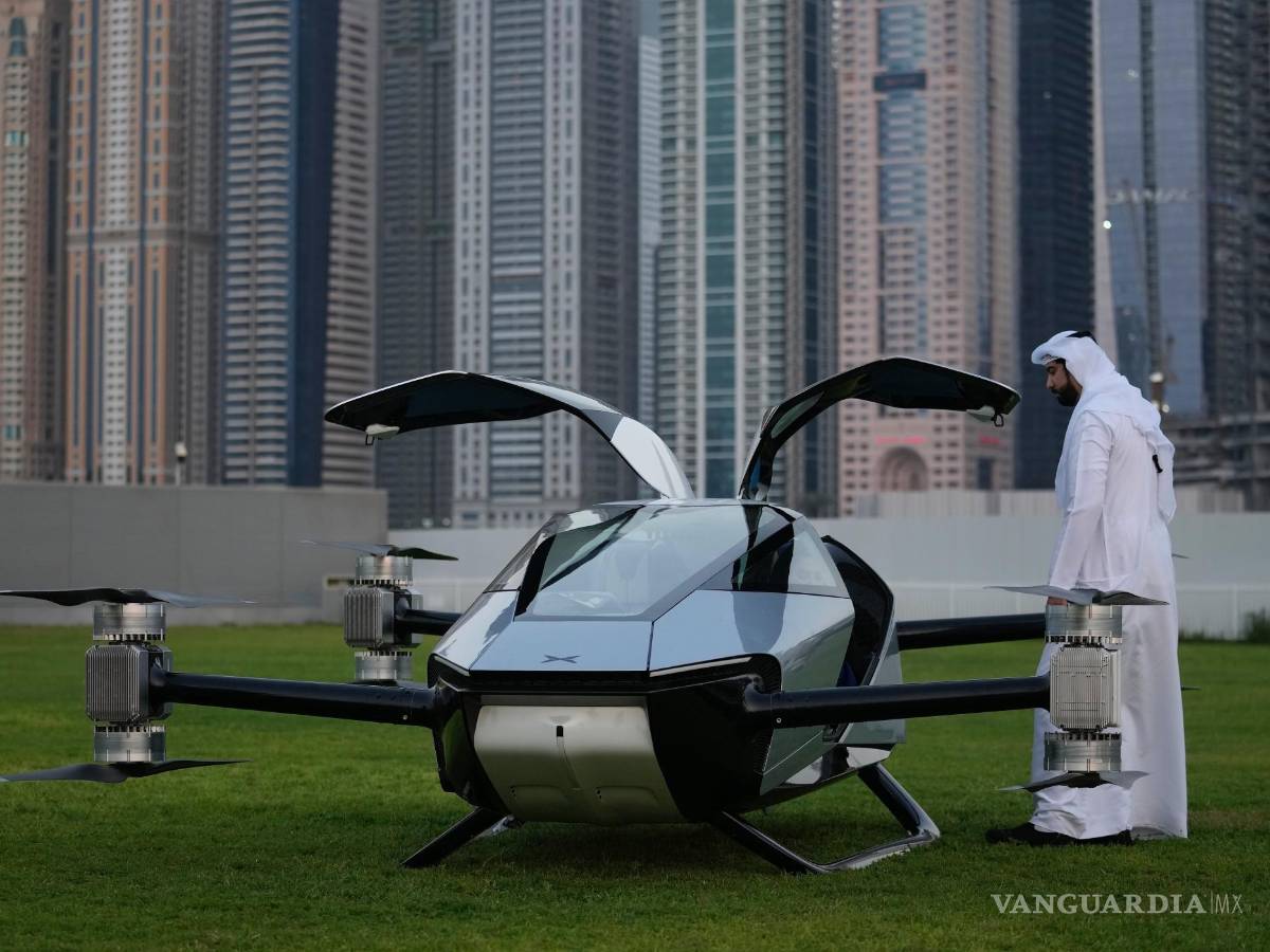 $!Un hombre observa una unidad XPeng X2, un taxi volador eléctrico desarrollado por la filial de aviación de XPeng Inc en Dubái, Emiratos Árabes Unidos.