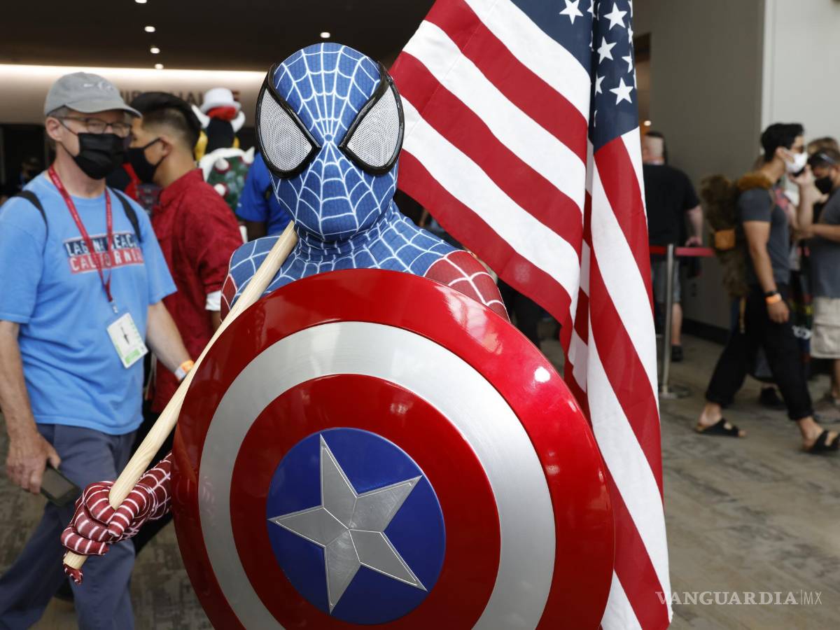 $!Una persona vestida con un traje de Spider-Man con el escudo del Captain America.