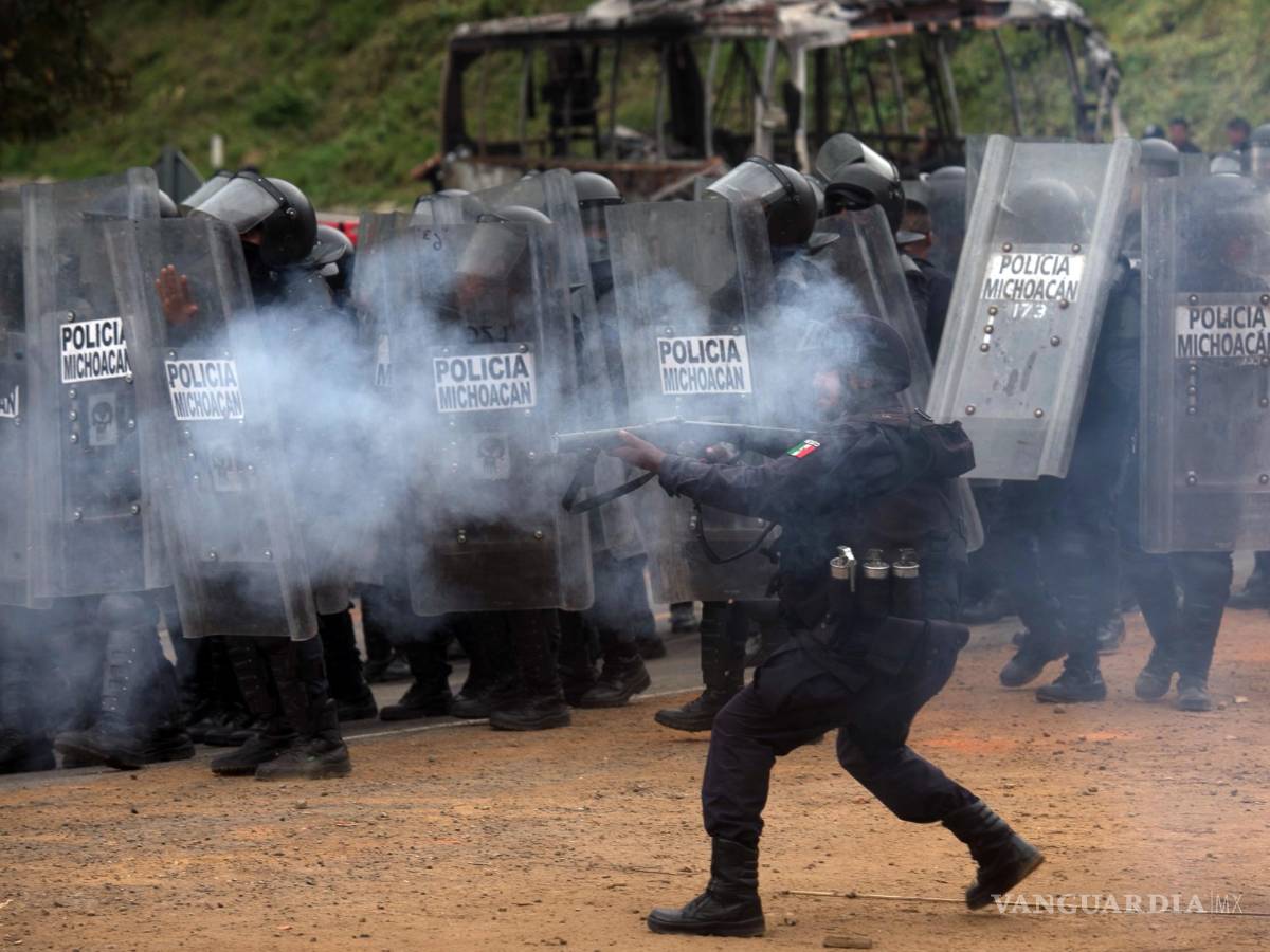$!Detienen a 49 normalistas en Michoacán