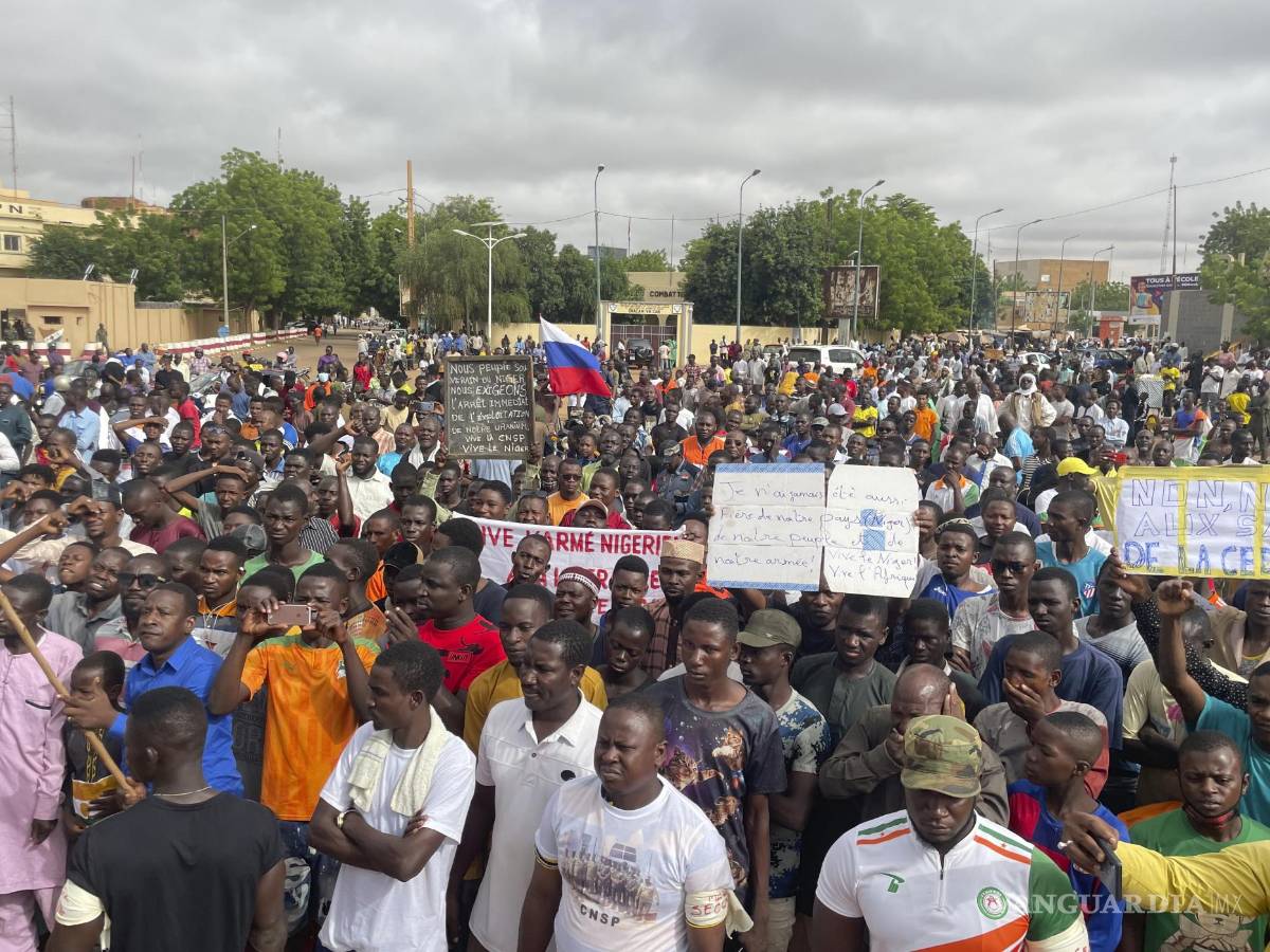 $!Imagen de agosto del 2023 en la que seguidores de la junta militar protestan frente a la Base Aérea 101, en Niamey, para pedir el retiro de las fuerzas estadounidenses.