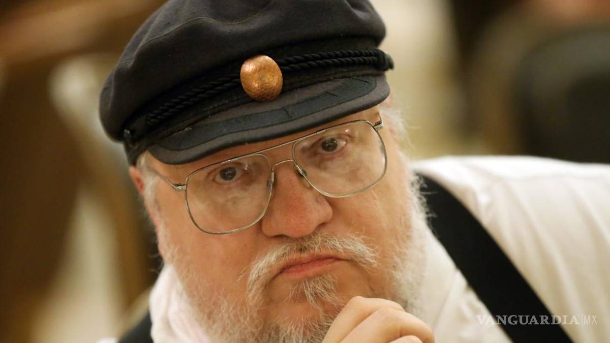 Presenta George RR Martin demanda a OpenAI por permitir que usuarios terminaran ‘Juego de Tronos’
